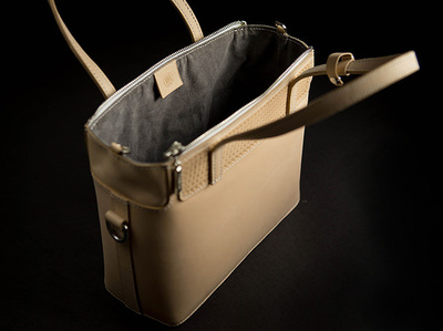 硬軌手工皮具手提包 匠心獨(dú)運(yùn)的零售魅力