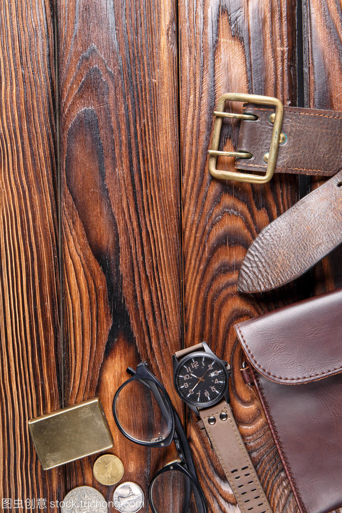 皮具配件與棕色木制背景 零售攝影的藝術(shù)與策略